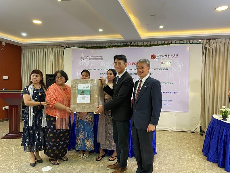 靈鷲山慈善基金會與衛福部桃園醫院捐贈由台灣沃醫學集團（WOH Medical Co. Ltd.）提供的4台手提超音波儀器予緬甸肝臟基金會。